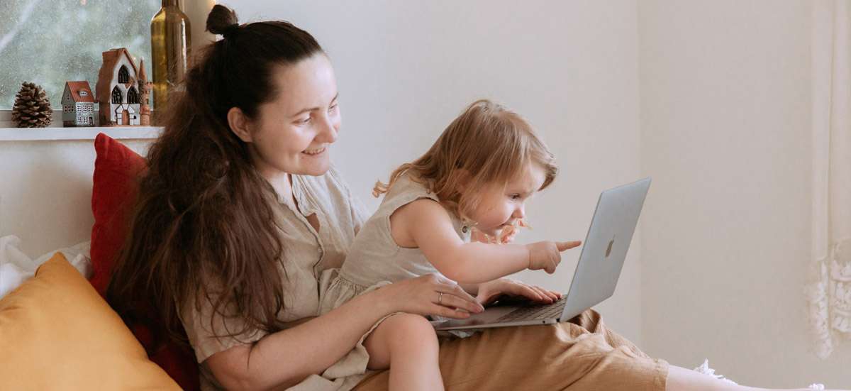 woman with a child and laptop